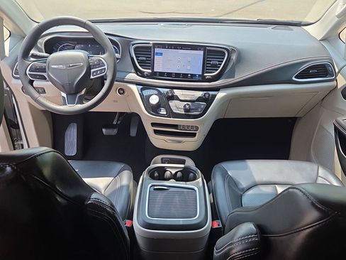Used 2023 Chrysler Pacifica Touring-L FWD image 15