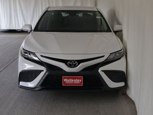 Used 2022 Toyota Camry SE FWD image 3