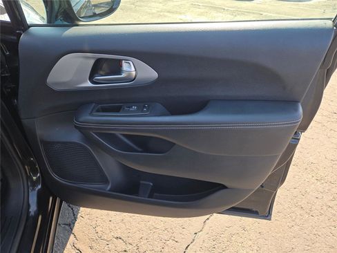 Certified 2021 Chrysler Pacifica Touring-L w/ Uconnect Theater Family Group image 7