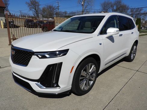 Used 2022 Cadillac XT6 Premium Luxury w/ Technology Package image 4