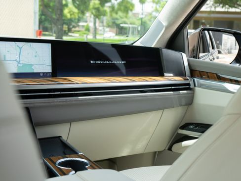 Used 2026 Cadillac Escalade Platinum Sport w/ LPO, Floor Liner Package AWD/4WD image 26