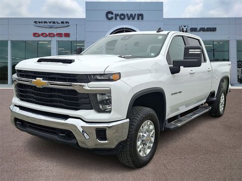 Used 2024 Chevrolet Silverado 3500 LT image 3