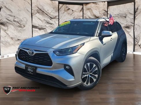 Used 2021 Toyota Highlander XLE AWD/4WD image 3