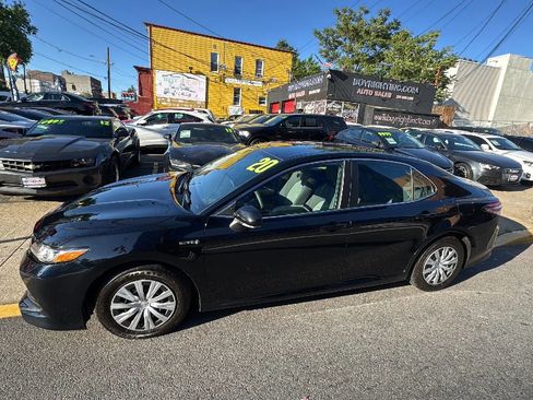 Used 2020 Toyota Camry LE image 8