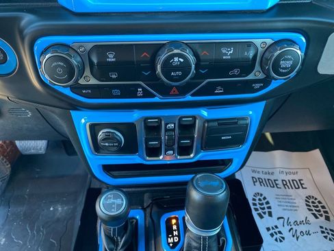 Used 2022 Jeep Wrangler Unlimited Sahara image 39