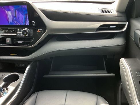 Used 2023 Toyota Highlander XLE AWD/4WD image 16