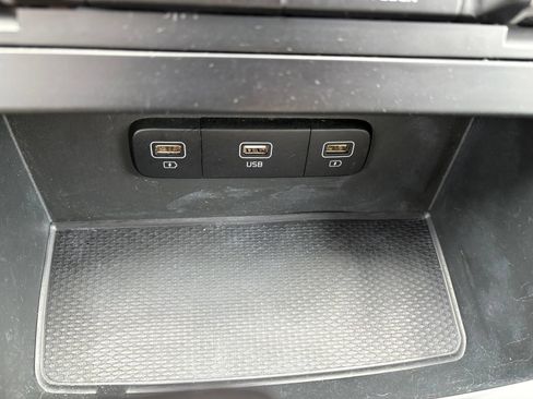 Used 2022 Kia Carnival LX FWD image 19