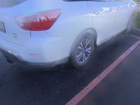 Used 2019 Nissan Pathfinder SL image 3