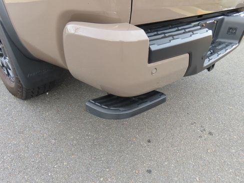 Used 2023 Nissan Frontier PRO-4X w/ Pro-4X Premium Package image 13