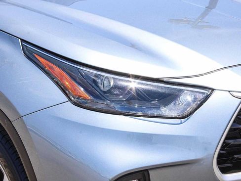Used 2022 Toyota Highlander XLE FWD image 4