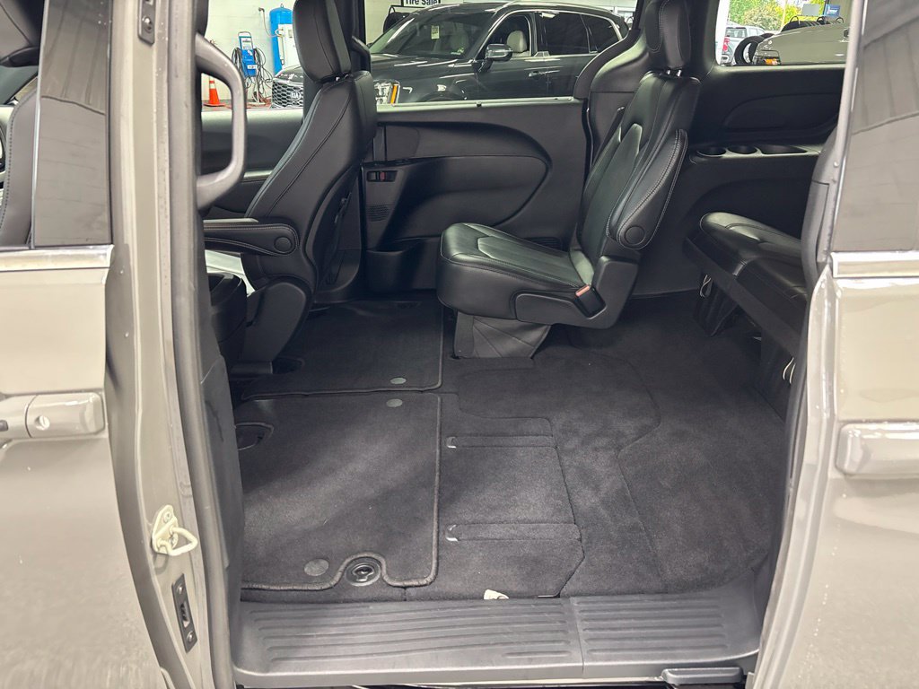 Used 2025 Chrysler Pacifica Select FWD image 44