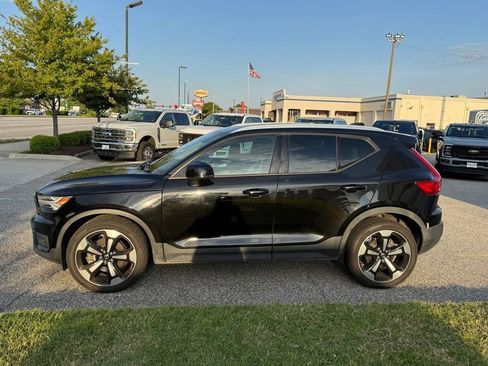 Used 2022 Volvo XC40 T4 Momentum FWD image 8