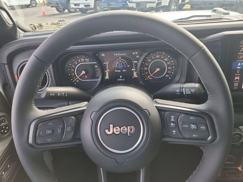 Used 2025 Jeep Gladiator Mojave AWD/4WD image 28