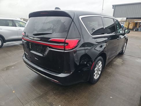 Used 2023 Chrysler Pacifica Touring-L image 7