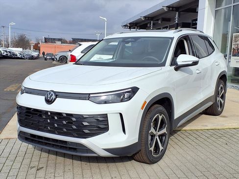 New 2026 Volkswagen Tiguan SE image 3