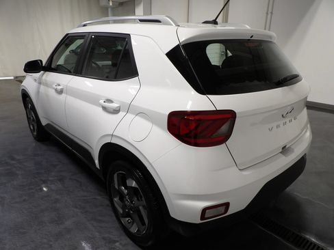Used 2025 Hyundai Venue SEL FWD image 5