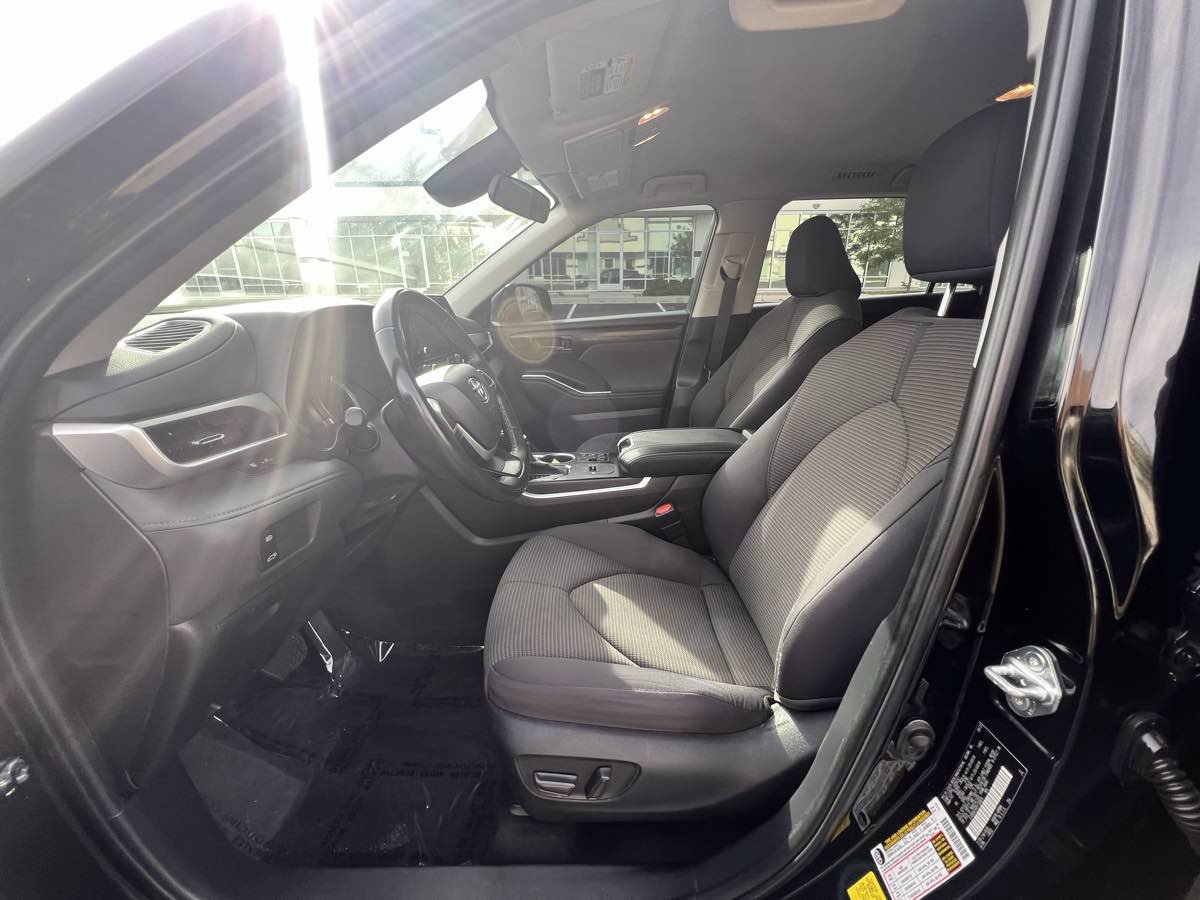 Used 2023 Toyota Highlander LE AWD/4WD image 20