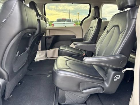 Used 2024 Chrysler Pacifica Touring-L FWD image 19