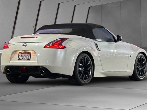 Used 2018 Nissan 370Z Touring image 4