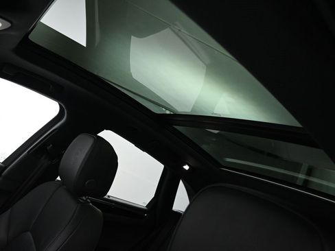 Certified 2025 Porsche Macan image 9