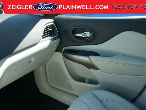 Used 2021 Jeep Cherokee Latitude Plus AWD/4WD image 31
