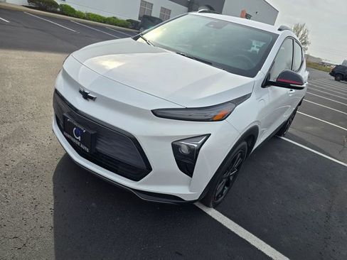 Used 2023 Chevrolet Bolt EUV LT w/ Redline Edition image 8