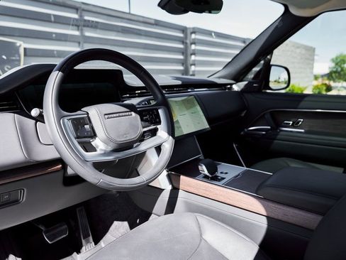 Used 2024 Land Rover Range Rover SE image 2