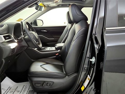 Certified 2024 Toyota Highlander XLE image 26