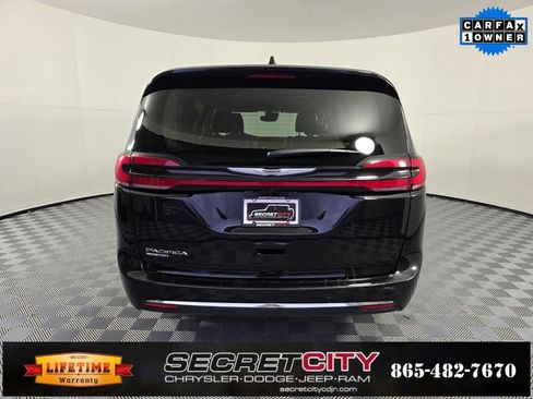 Used 2024 Chrysler Pacifica Touring-L image 6