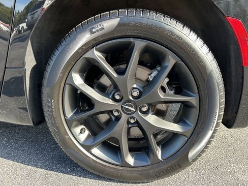 Used 2024 Chrysler Pacifica Touring-L w/ Uconnect Theater Family Group image 40