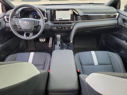 Used 2025 Toyota Camry SE image 18