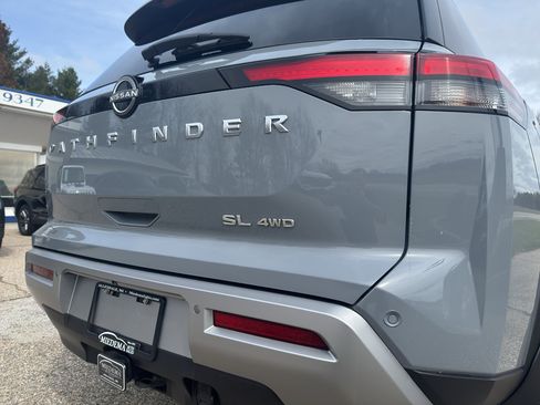Used 2023 Nissan Pathfinder SL AWD/4WD image 10