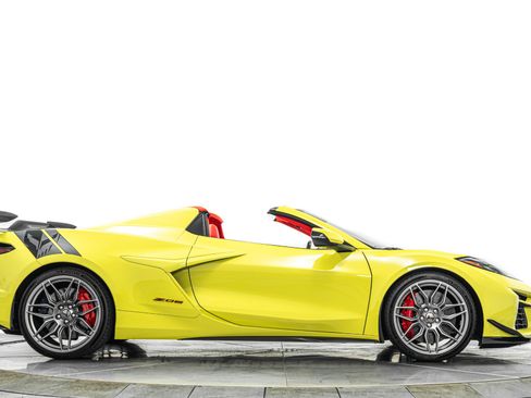 Used 2024 Chevrolet Corvette Z06 w/ Z07 Performance Package RWD image 6