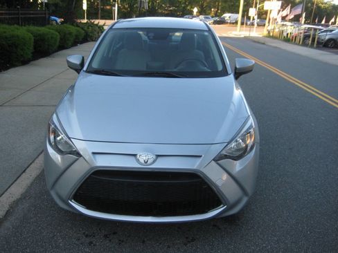 Used 2019 Toyota Yaris L image 2