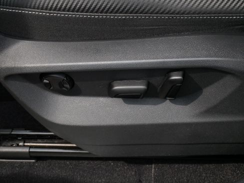 Certified 2023 Volkswagen Atlas Cross Sport SE w/ Panoramic Sunroof Package AWD/4WD image 20