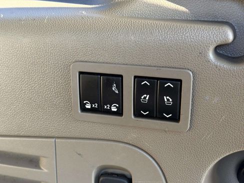 Used 2019 GMC Yukon XL SLT w/ Open Road Package AWD/4WD image 8