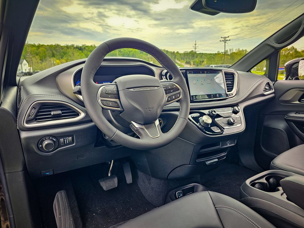 New 2027 Chrysler Pacifica Select AWD/4WD image 14