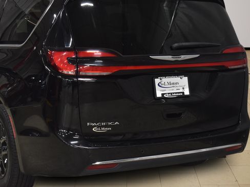 Certified 2024 Chrysler Pacifica Touring-L FWD image 38