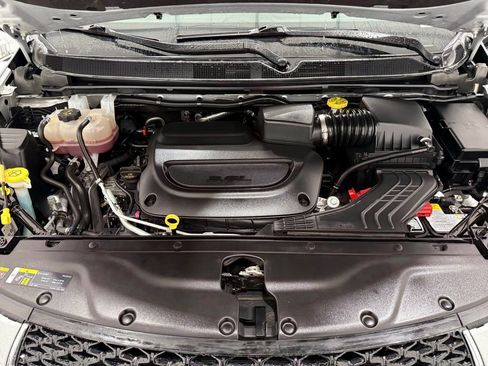 Used 2024 Chrysler Pacifica Touring-L image 9