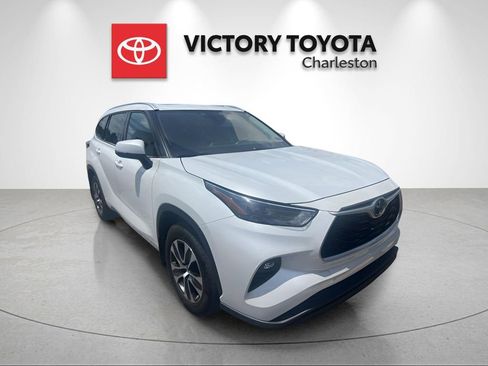 Used 2022 Toyota Highlander XLE AWD/4WD image 5