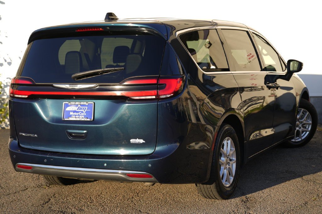 Used 2023 Chrysler Pacifica Touring-L FWD image 3