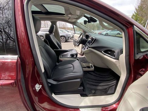 Used 2023 Chrysler Pacifica Touring-L AWD/4WD image 38