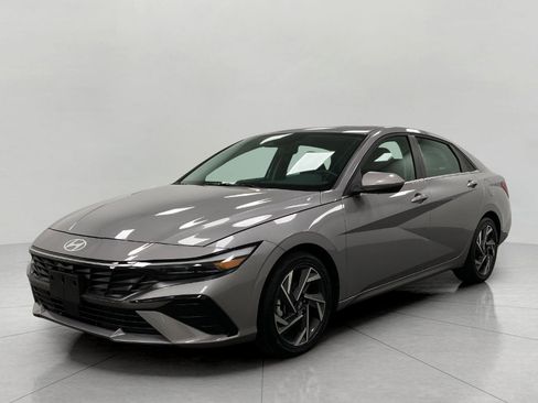 Used 2025 Hyundai Elantra SEL image 9