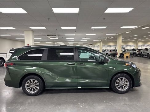 Used 2024 Toyota Sienna XLE image 8