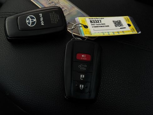 Used 2022 Toyota RAV4 XLE Premium AWD/4WD image 35