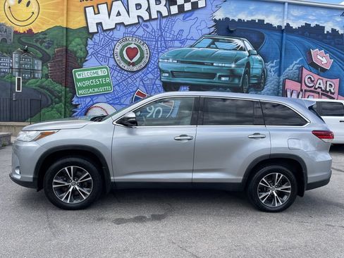 Used 2019 Toyota Highlander LE AWD/4WD image 2