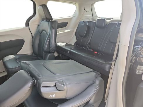 Used 2024 Chrysler Pacifica Select image 30
