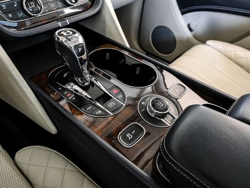 Used 2019 Bentley Bentayga AWD/4WD image 23