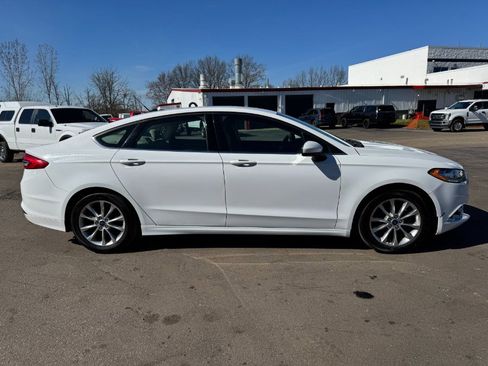 Used 2017 Ford Fusion SE w/ Fusion SE Technology Package FWD image 6