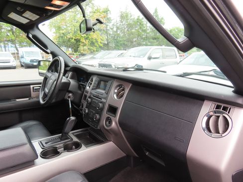 Used 2017 Ford Expedition XLT w/ Equipment Group 201A RWD image 17